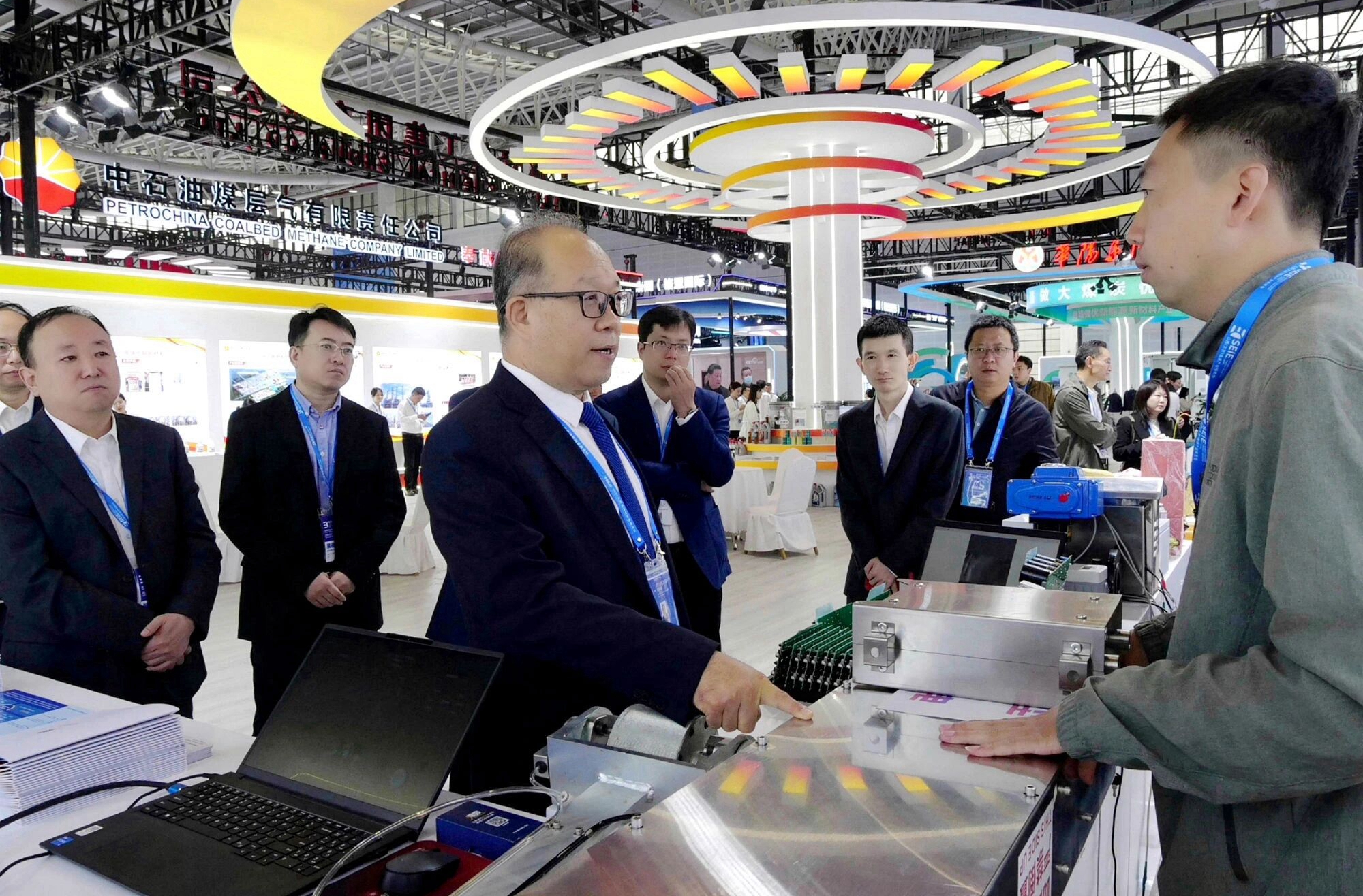 潞安化工集團(tuán)參加2025年山西（太原）能源產(chǎn)業(yè)博覽會(huì) 王志清巡視潞安化工集團(tuán)展廳